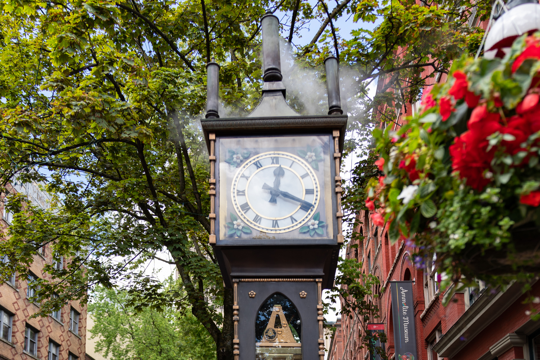 The world's first steam-powered clock, in Gastown.