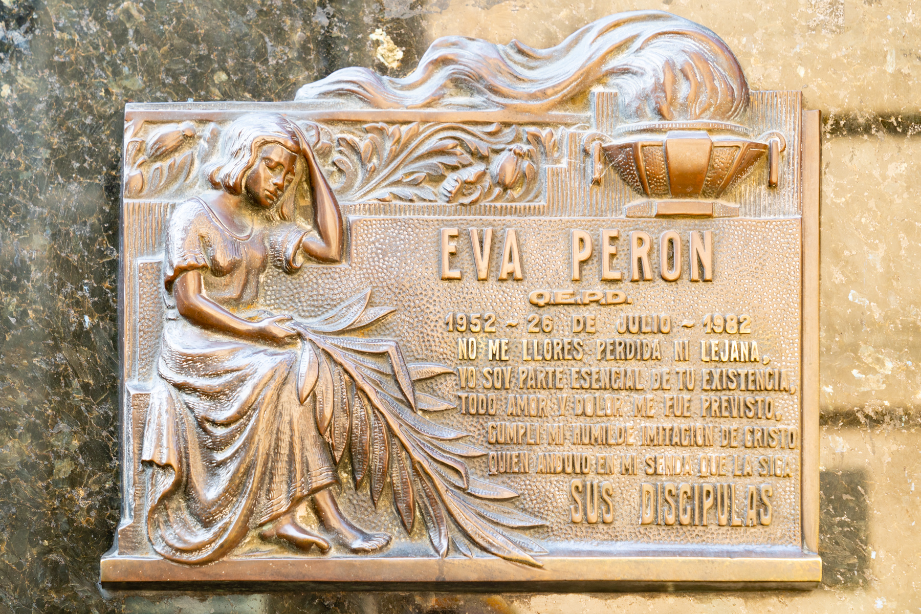 The plaque at Eva Perón's grave.
