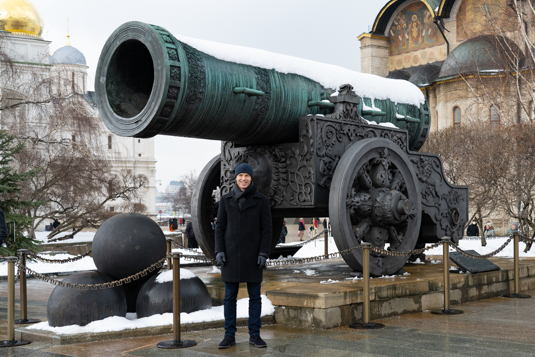 Keith at the Tsar Cannon (cast in 1586).