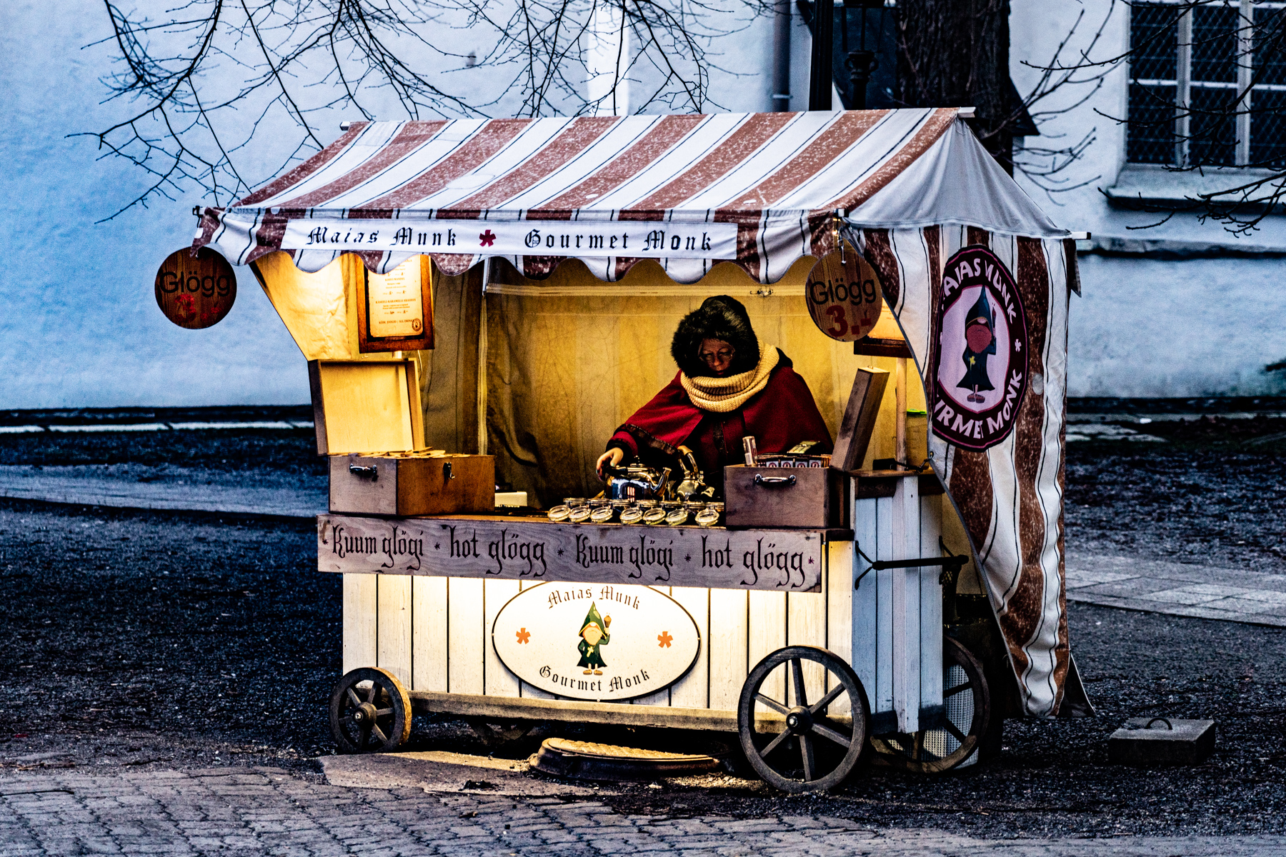 A glögi vendor in the Tallinn old town.