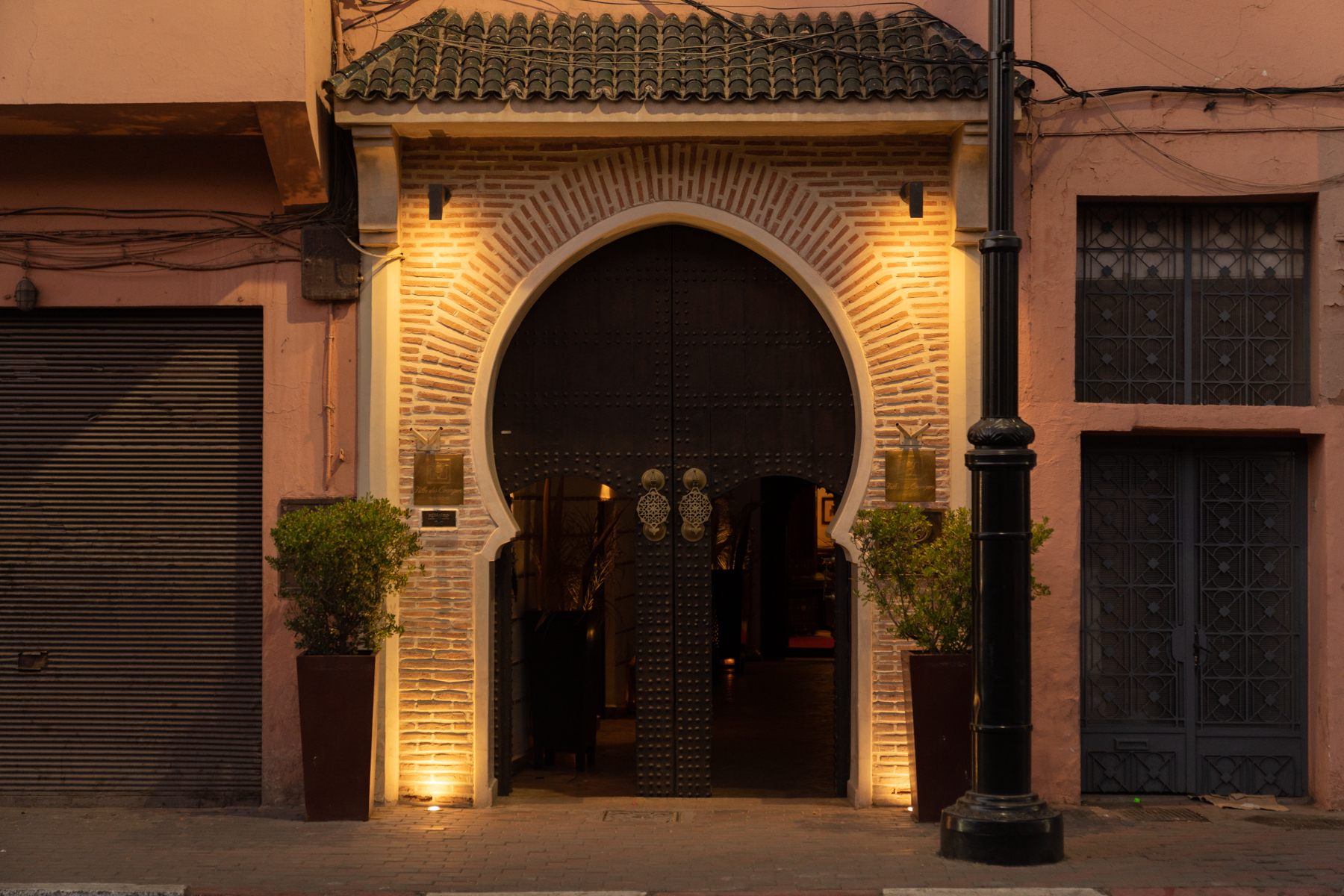 The street entrance to Villa des Orangers.