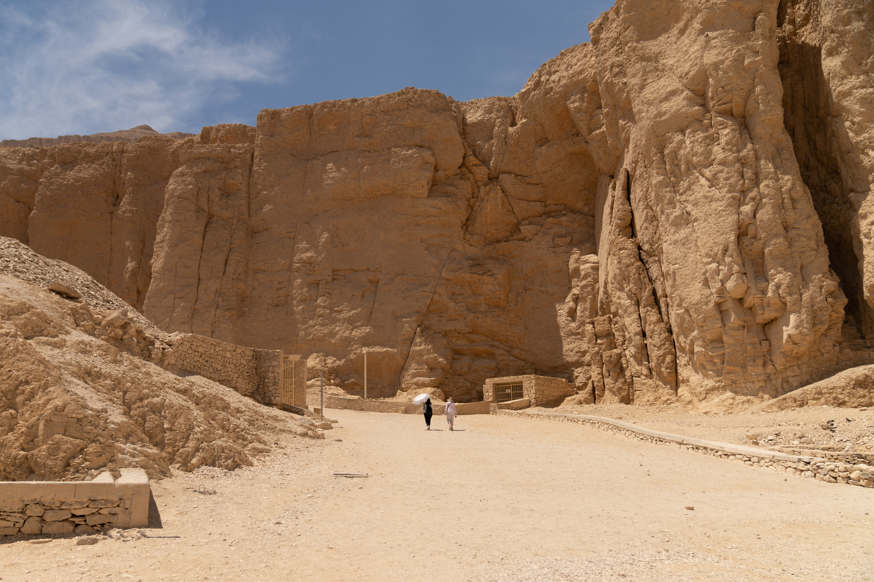 Nana and Andrea walking to the tomb of Tausert/Setnakht.