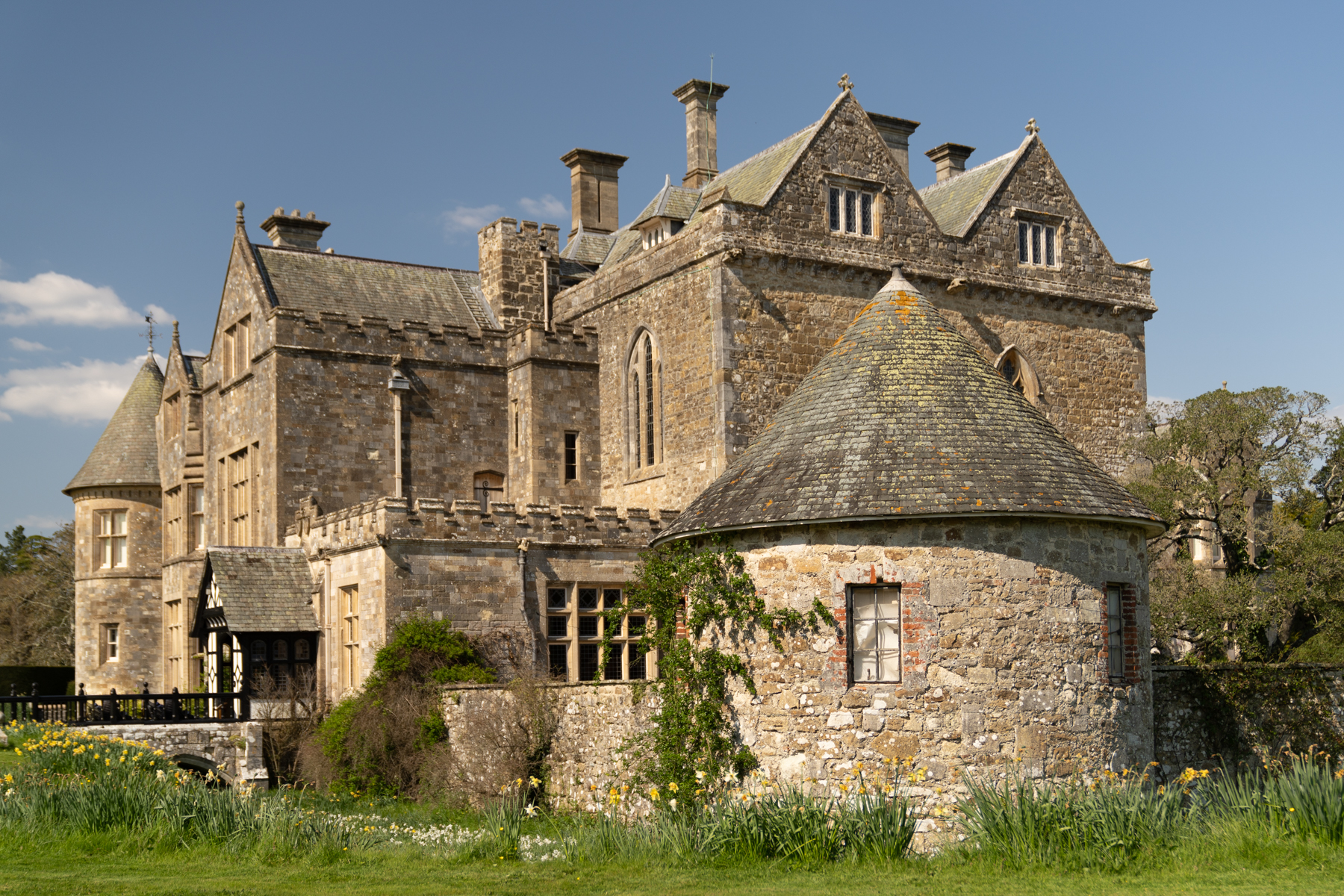 A view of the Beaulieu Palace House from the side.
