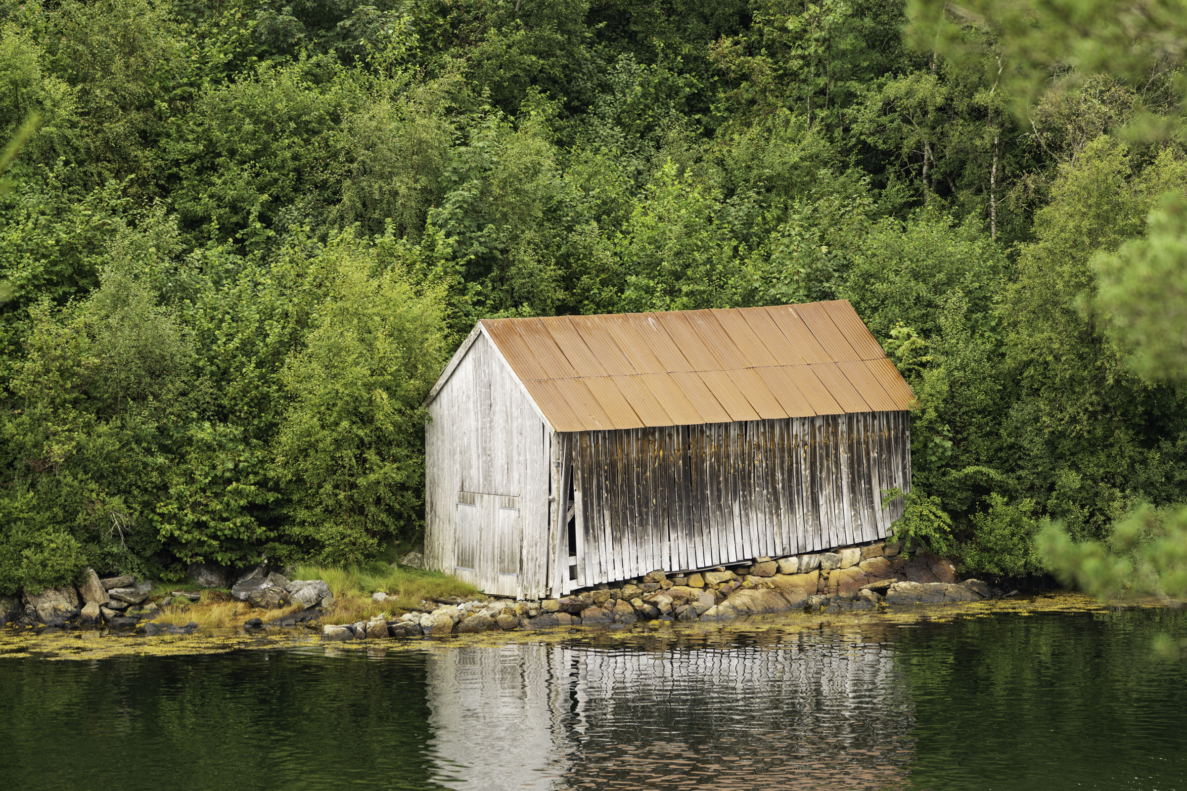 Shed on the fjord near Heggjestraumsbrua.