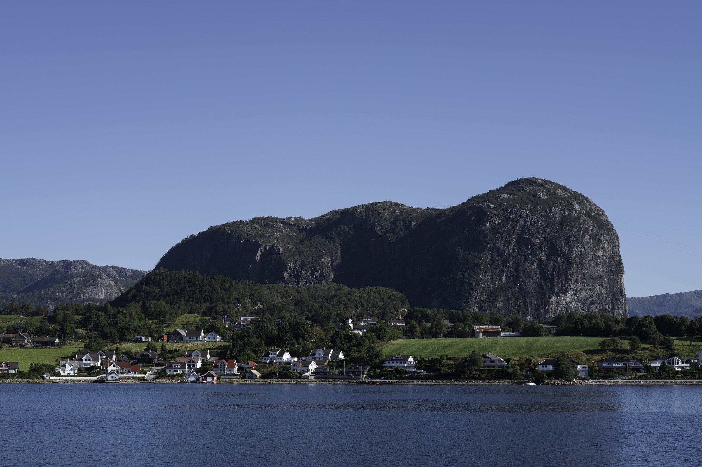 Passing by the village of Jøssang, with Høgsfjell in the background.