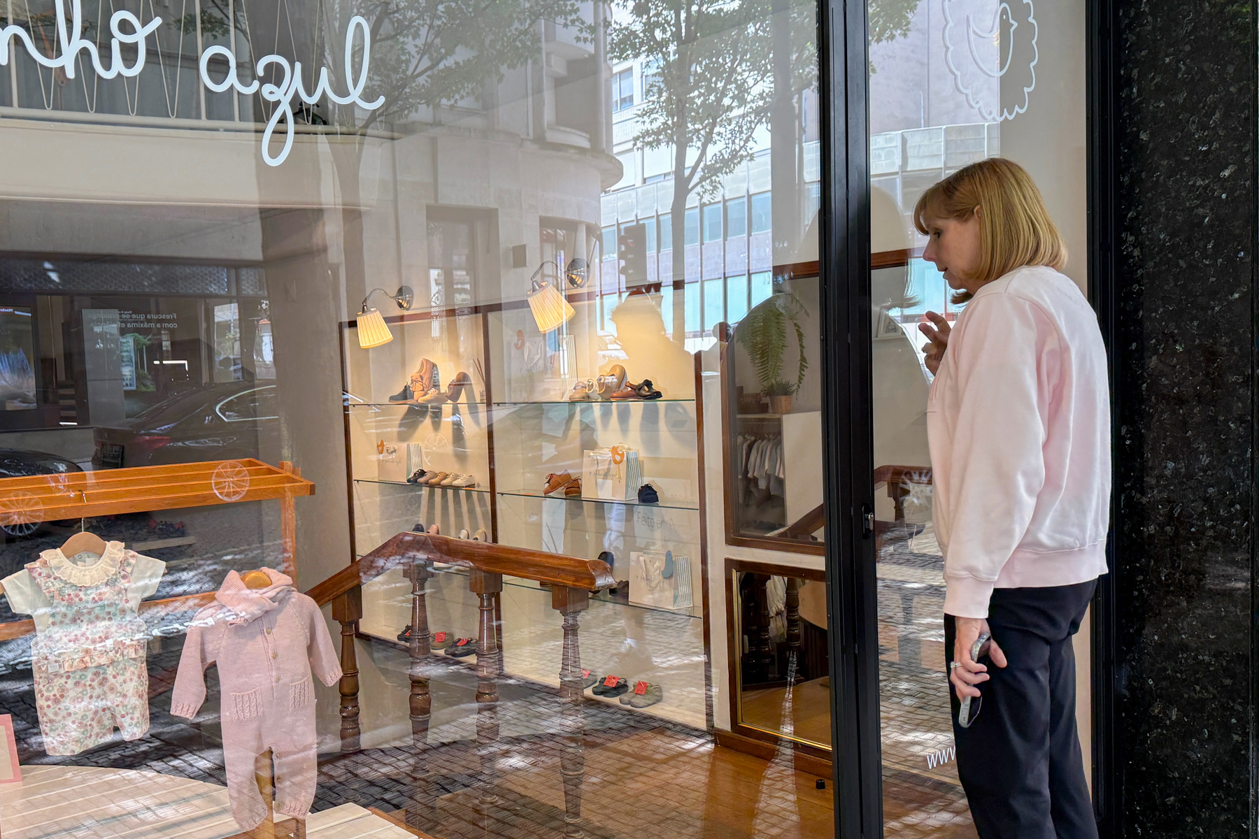 Andrea, peering into O Patinho Azul in Porto.